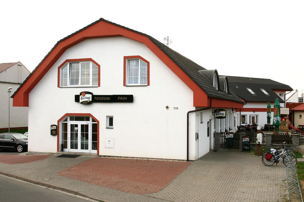 Penzion Fajn *** Pardubice Exteriör bild